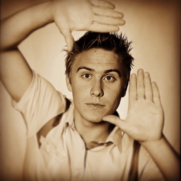 Russell_howard_hands